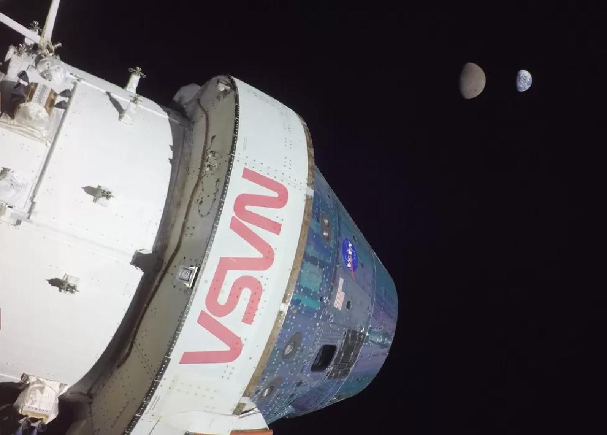 Camera mounted to Orion looks back the Moon and Earth